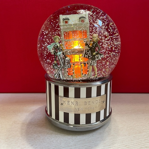 henri bendel Other - henri bendel snow globe Diamonds are a Girls Best Friend Lights Up